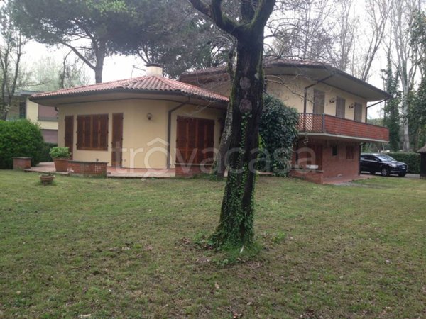 casa indipendente in vendita a Massa in zona Marina dei Ronchi