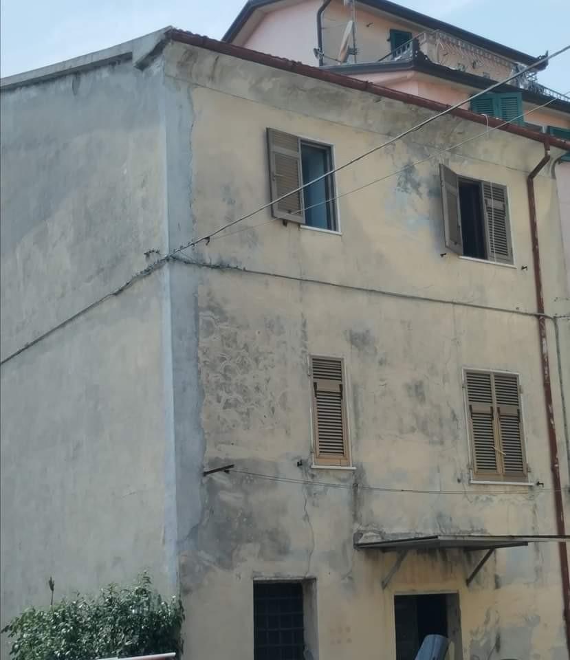 casa indipendente in vendita a Massa in zona Borgo del Ponte