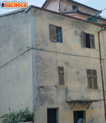appartamento in vendita a Massa in zona Borgo del Ponte