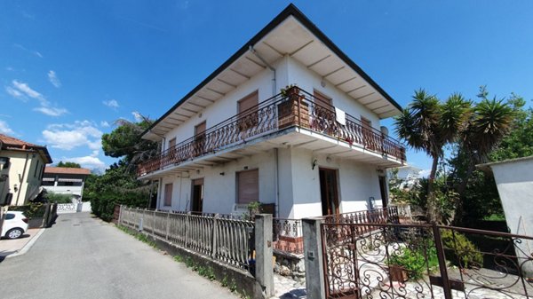 casa indipendente in vendita a Massa in zona Marina dei Ronchi