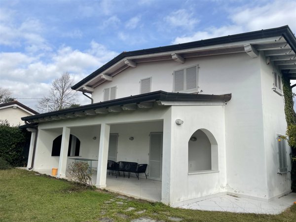 villa in vendita a Massa in zona Poveromo