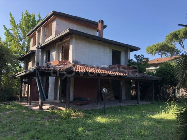 casa indipendente in vendita a Massa in zona Poveromo