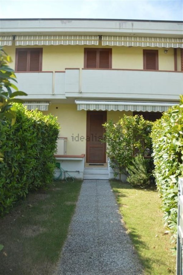 appartamento in vendita a Massa in zona Marina dei Ronchi