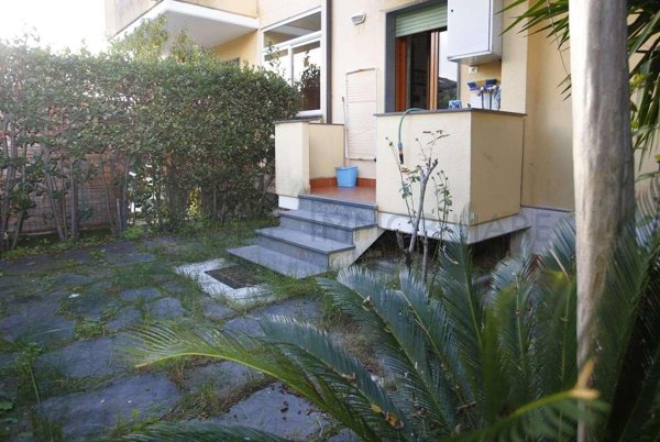 appartamento in vendita a Massa in zona Marina di Massa