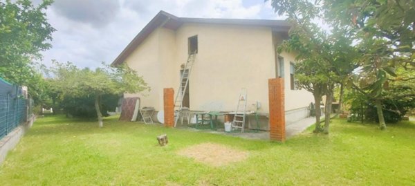 casa indipendente in vendita a Massa