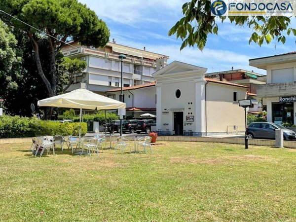 negozio in vendita a Massa in zona Marina di Massa