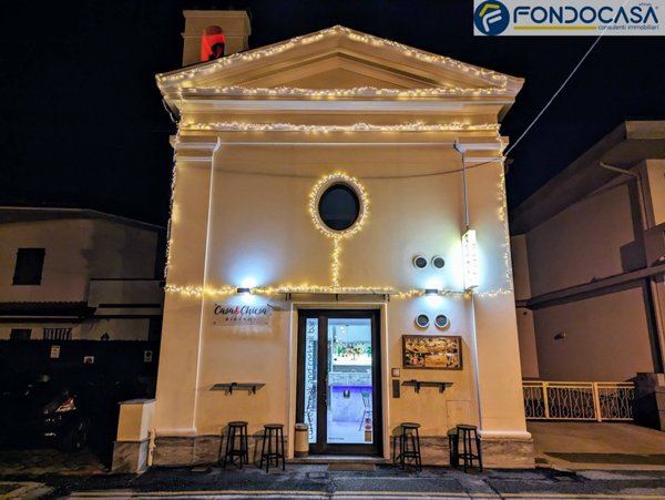 negozio in vendita a Massa in zona Marina di Massa