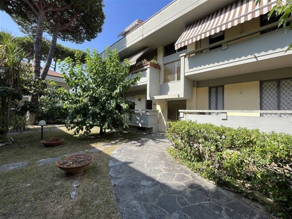 appartamento in vendita a Massa in zona Marina dei Ronchi
