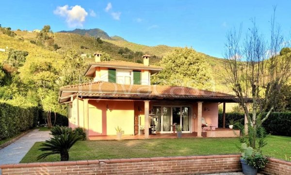 casa indipendente in vendita a Massa in zona Castagnola