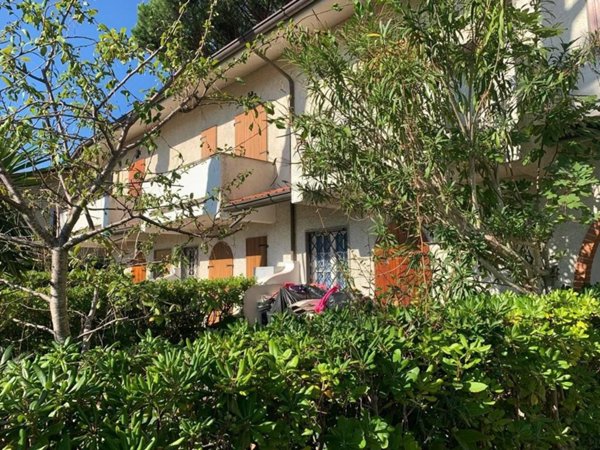 casa indipendente in vendita a Massa in zona Marina dei Ronchi