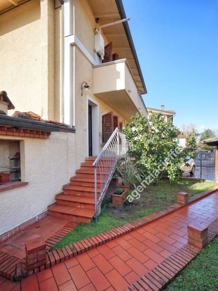 appartamento in vendita a Massa in zona Marina dei Ronchi