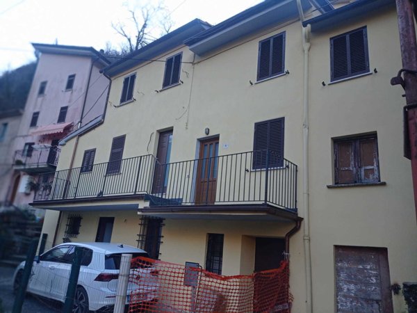 casa indipendente in vendita a Massa in zona Redicesi
