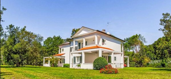 casa indipendente in vendita a Massa in zona Poveromo