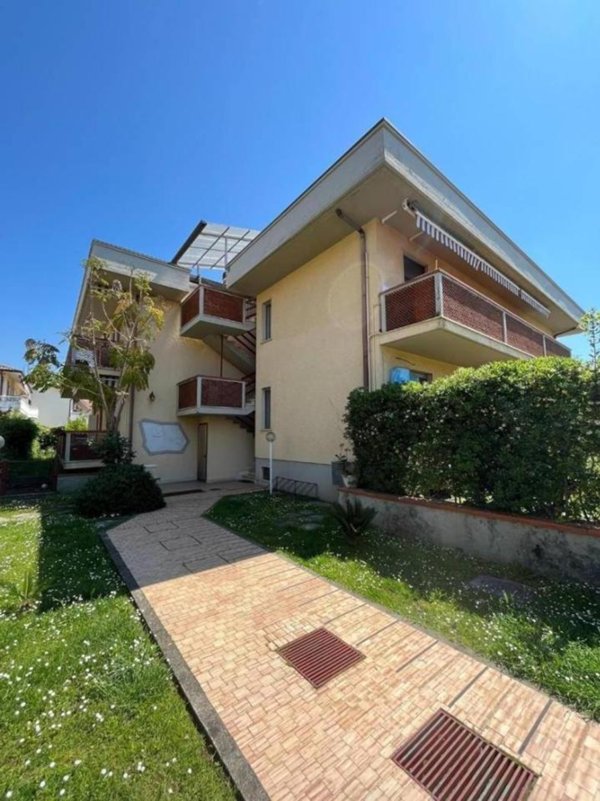 appartamento in vendita a Massa in zona Marina di Massa