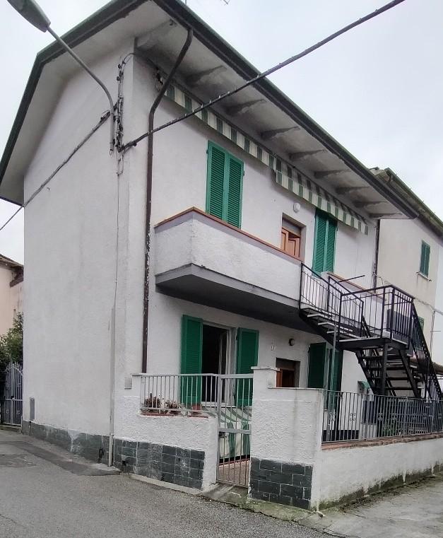 casa indipendente in vendita a Massa in zona Quercioli