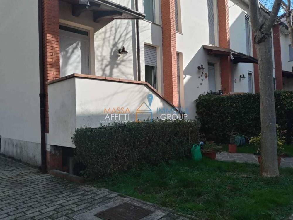 casa indipendente in vendita a Massa in zona Marina dei Ronchi