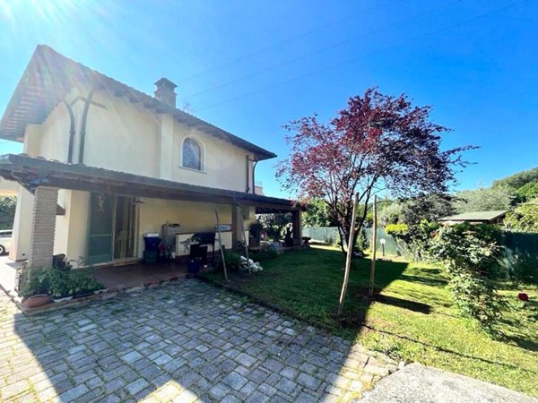 casa indipendente in vendita a Massa in zona Romagnano