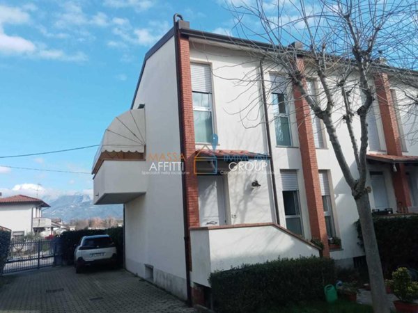 appartamento in vendita a Massa in zona Marina dei Ronchi