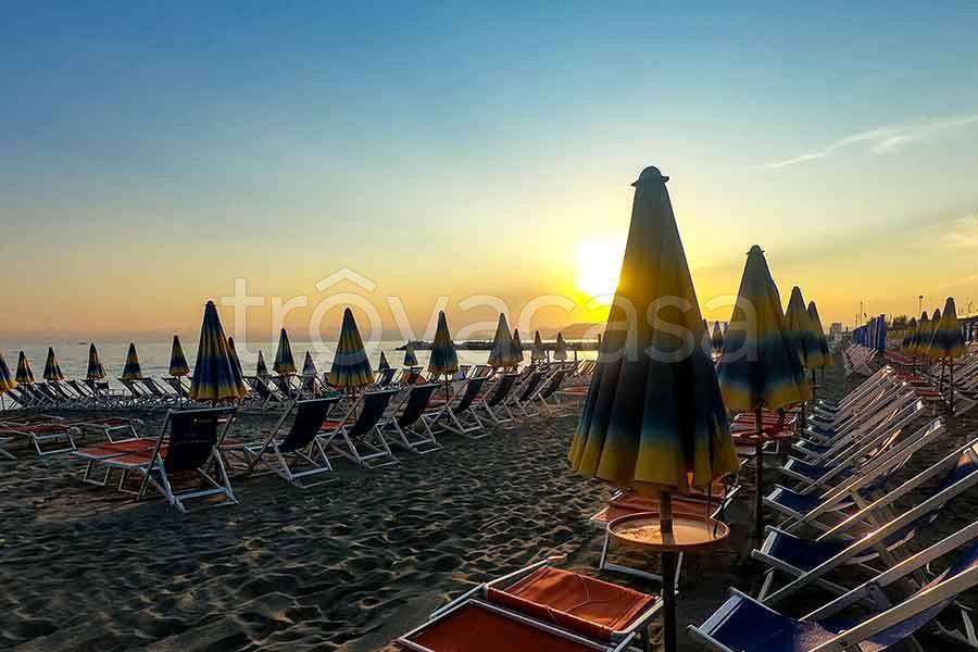 negozio in vendita a Massa in zona Marina di Massa