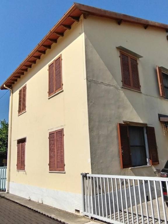 casa indipendente in vendita a Massa in zona Marina di Massa