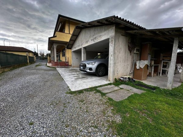 appartamento in vendita a Massa in zona Marina di Massa