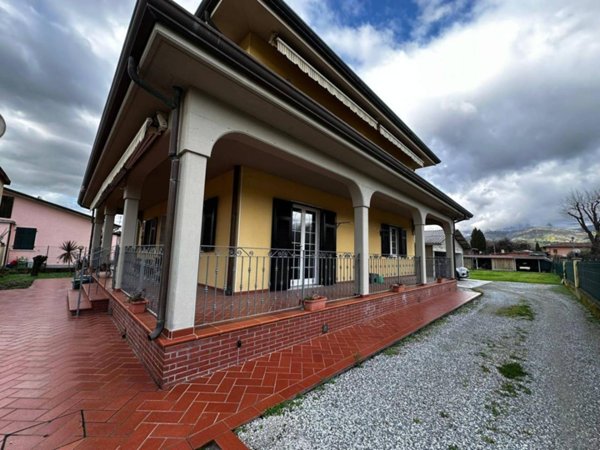casa indipendente in vendita a Massa in zona Marina di Massa