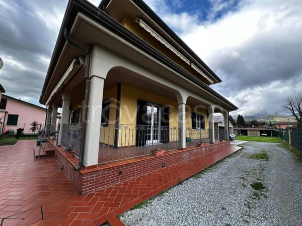 casa indipendente in vendita a Massa in zona Marina di Massa