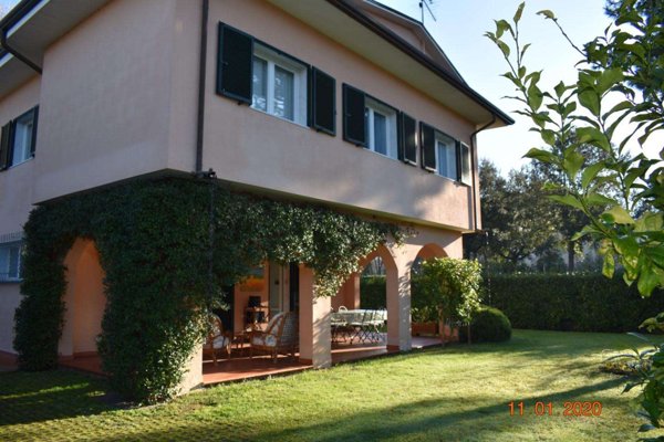 casa indipendente in vendita a Massa in zona Marina dei Ronchi