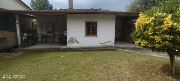 casa indipendente in vendita a Massa in zona Candia