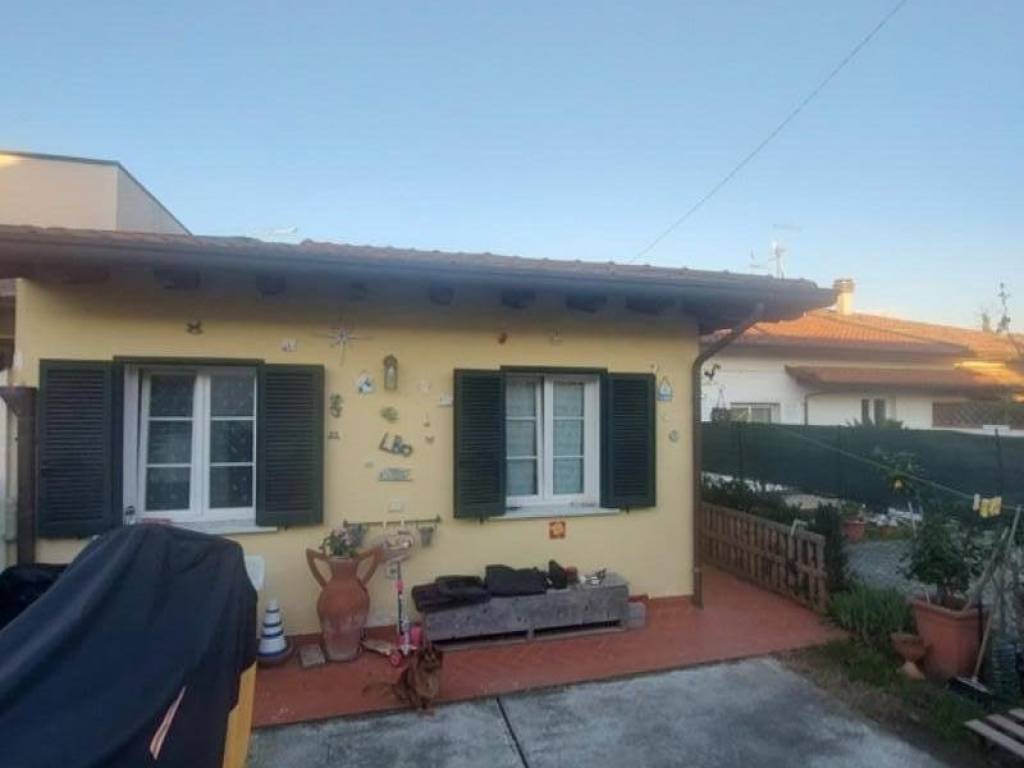 casa indipendente in vendita a Massa in zona Marina di Massa
