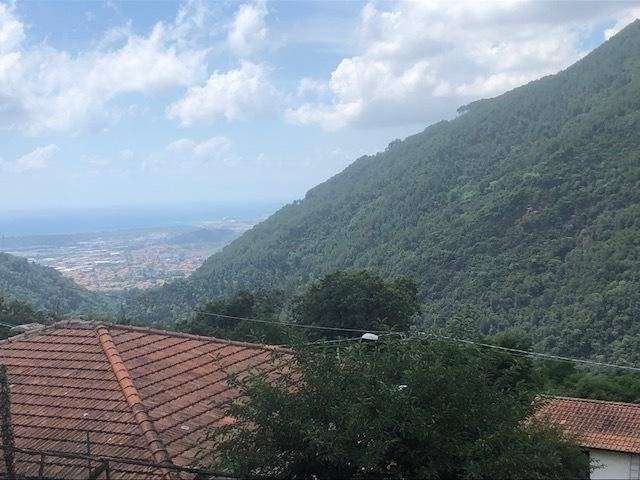 casa indipendente in vendita a Massa in zona Pariana