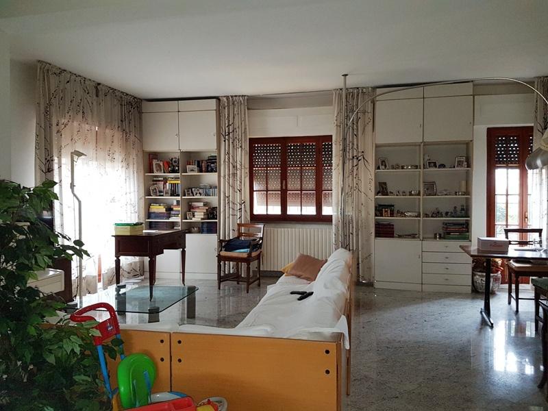 negozio in vendita a Massa in zona Marina di Massa