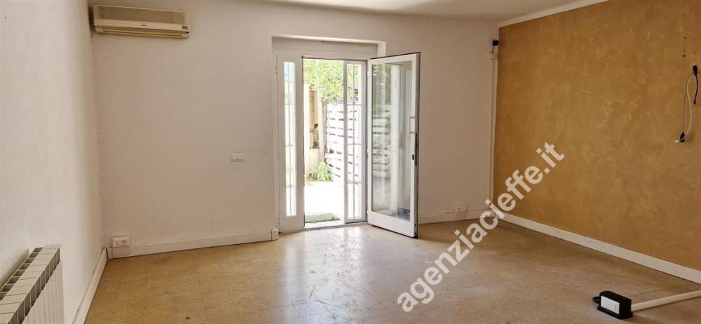 appartamento in vendita a Massa in zona Marina dei Ronchi
