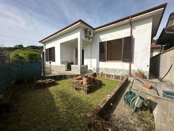 casa indipendente in vendita a Massa in zona Mirteto