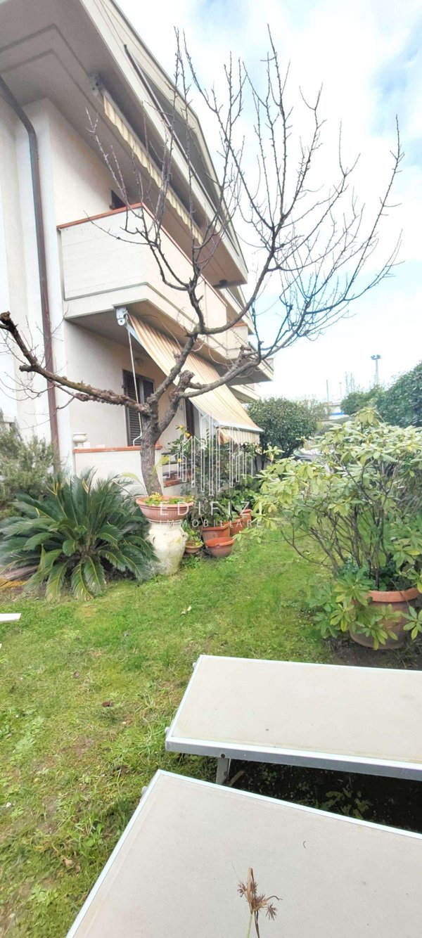 casa indipendente in vendita a Massa in zona Marina di Massa