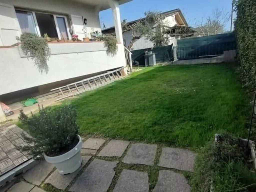 casa indipendente in vendita a Massa in zona Marina dei Ronchi