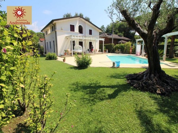 casa indipendente in vendita a Massa in zona Poveromo