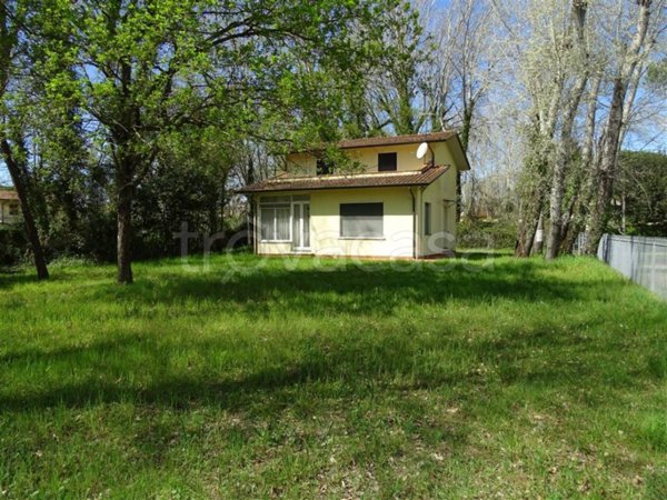 casa indipendente in vendita a Massa in zona Poveromo