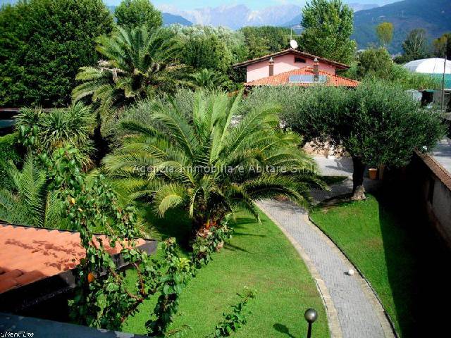 casa indipendente in vendita a Massa in zona Marina dei Ronchi