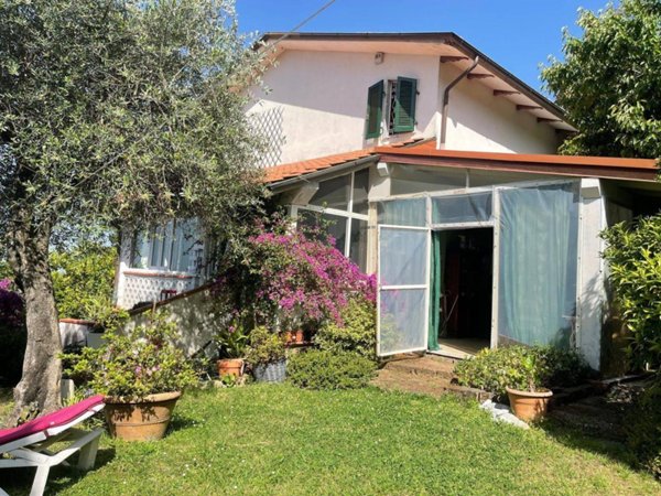 casa indipendente in vendita a Massa in zona Pariana