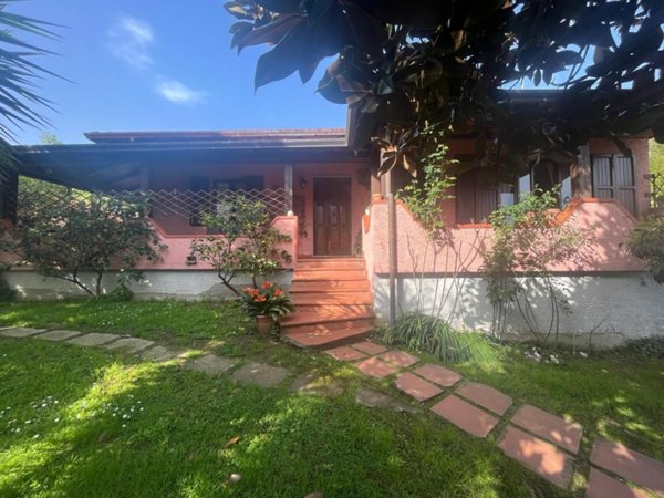 casa indipendente in vendita a Massa in zona Romagnano