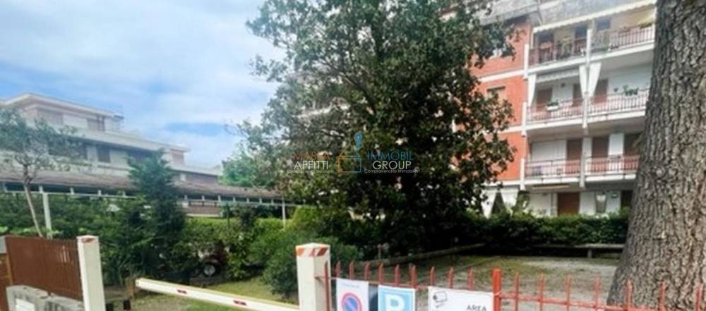 locale di sgombero in vendita a Massa in zona Marina dei Ronchi