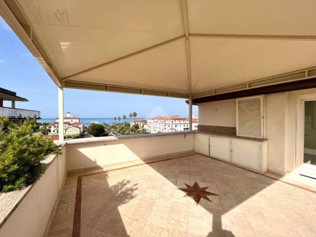 appartamento in vendita a Massa in zona Marina di Massa