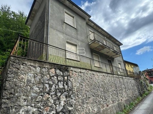 casa indipendente in vendita a Massa in zona Antona