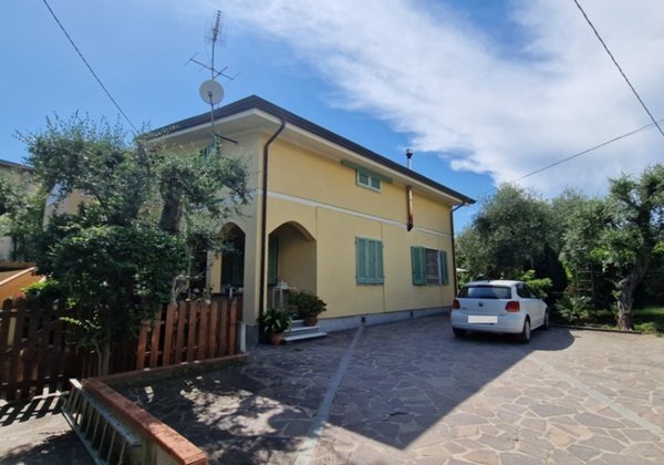 casa indipendente in vendita a Massa