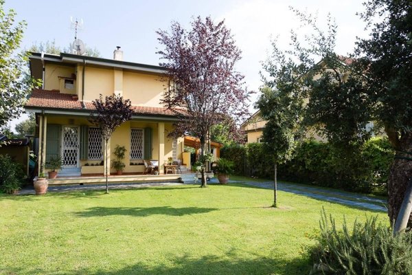casa indipendente in vendita a Massa in zona Marina dei Ronchi