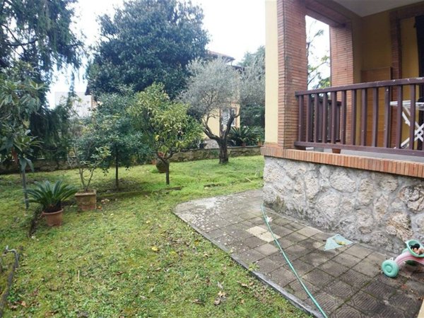 appartamento in vendita a Massa in zona Castagnola