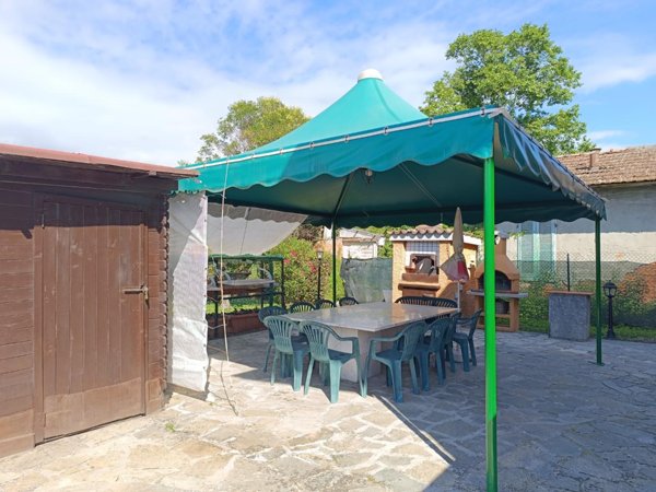 casa indipendente in vendita a Massa