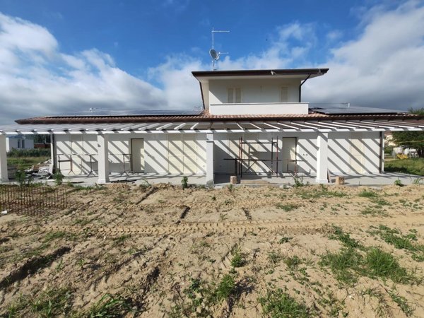 casa indipendente in vendita a Massa in zona Marina di Massa
