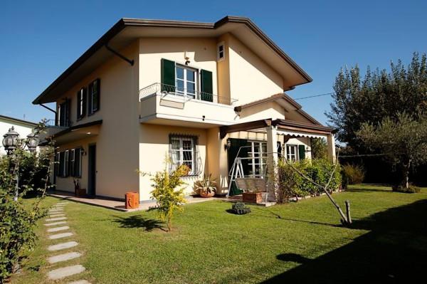 casa indipendente in vendita a Massa in zona Marina di Massa